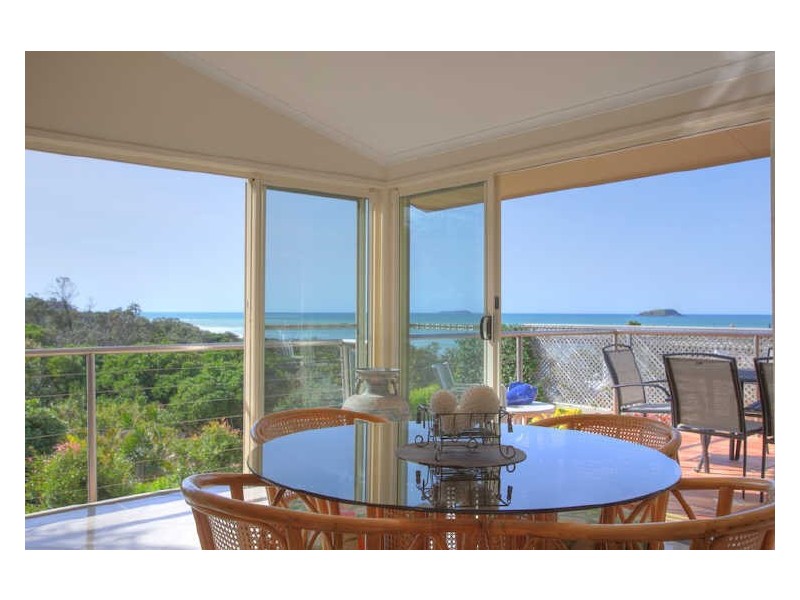 37 Sapphire Crescent, Sapphire Beach NSW 2450