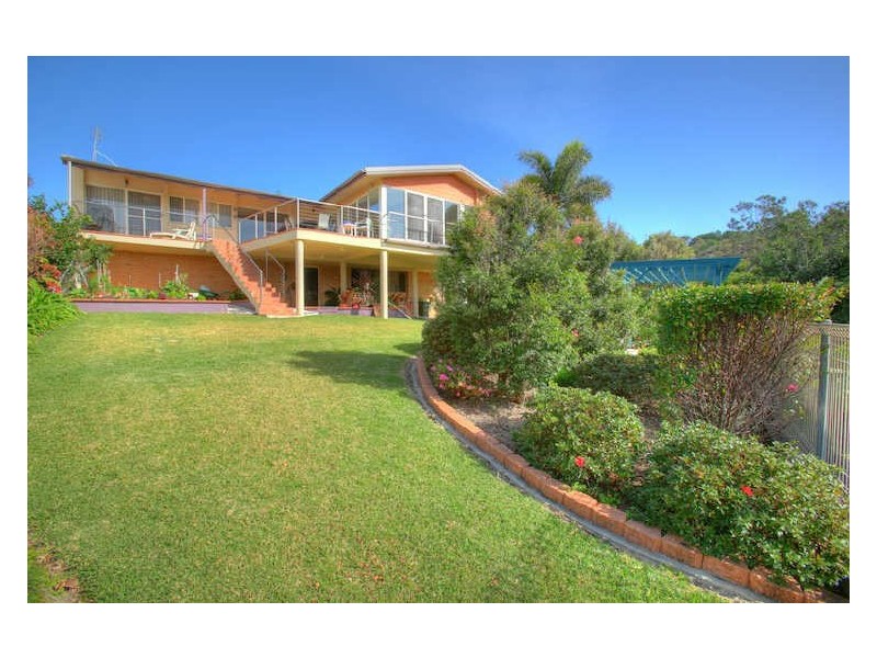37 Sapphire Crescent, Sapphire Beach NSW 2450