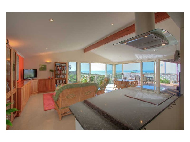 37 Sapphire Crescent, Sapphire Beach NSW 2450