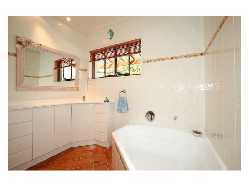 37 Sapphire Crescent, Sapphire Beach NSW 2450