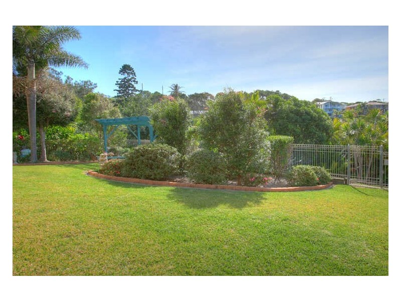 37 Sapphire Crescent, Sapphire Beach NSW 2450