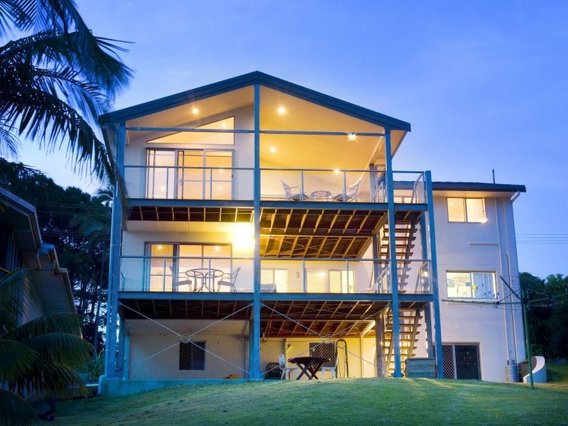 11 Sapphire Crescent, Sapphire Beach NSW 2450