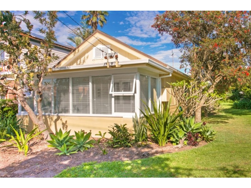 18 Griffin Road, North Curl Curl NSW 2099