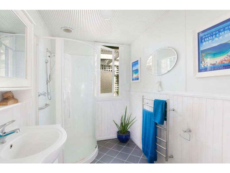 18 Griffin Road, North Curl Curl NSW 2099