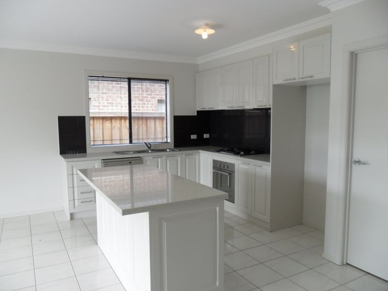 27 Cafardi Boulevard, Keysborough VIC 3173