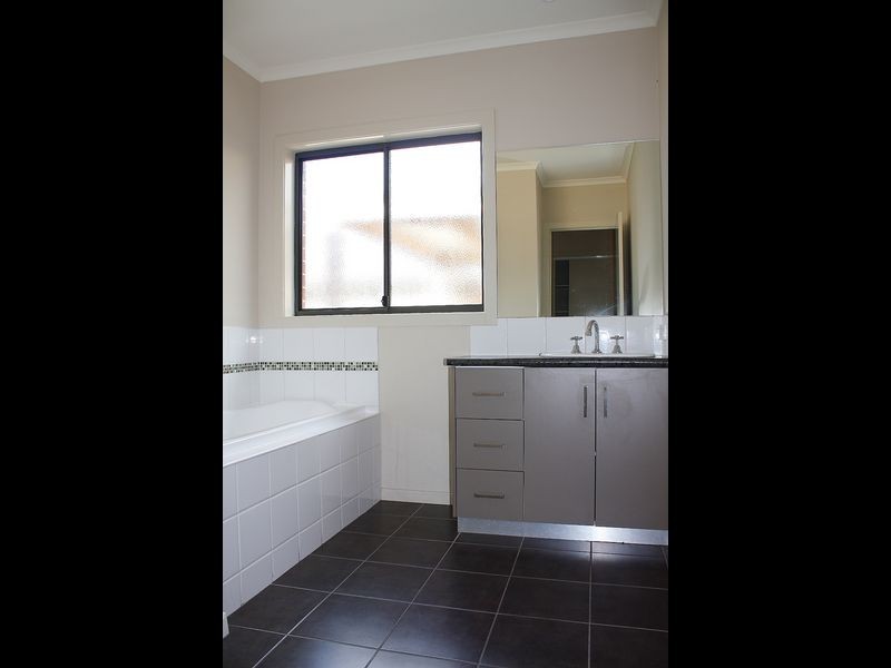 2/23 Hughes Crescent, Dandenong North VIC 3175