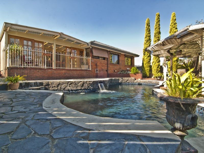 8 Admirala Avenue, Dandenong North VIC 3175