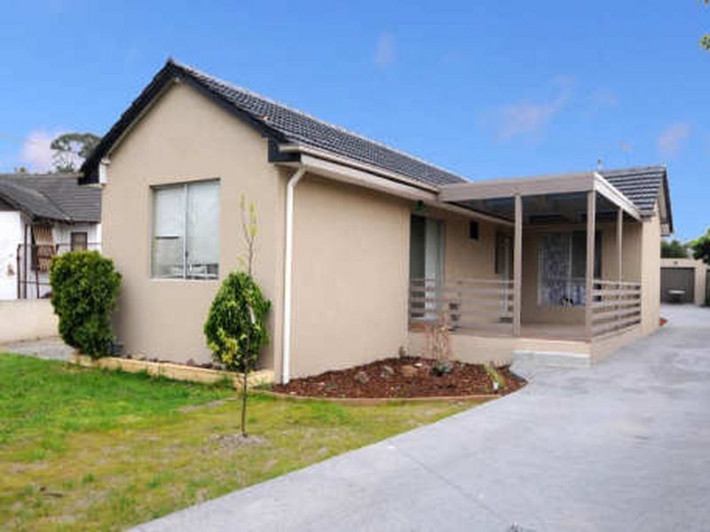 1/8 Prunus Grove, Doveton VIC 3177