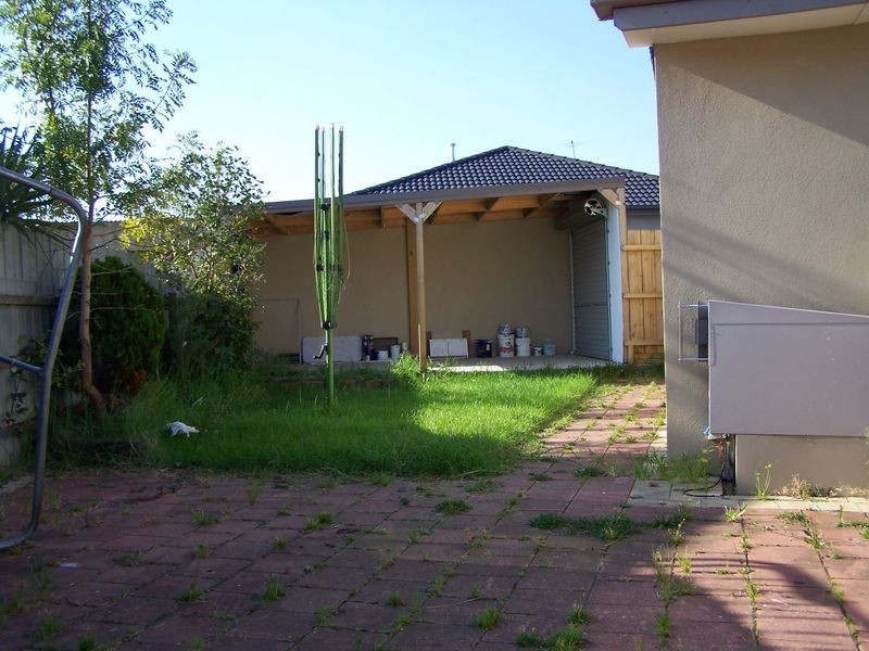 1/8 Prunus Grove, Doveton VIC 3177