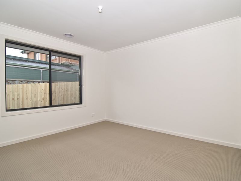 2/227 Outlook Drive, Dandenong North VIC 3175