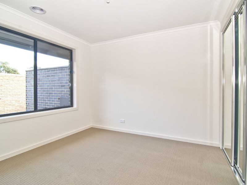 2/227 Outlook Drive, Dandenong North VIC 3175