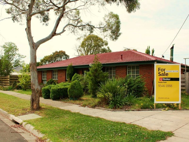 8 Lillian Street, Cranbourne VIC 3977