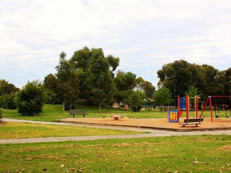 8 Lillian Street, Cranbourne VIC 3977