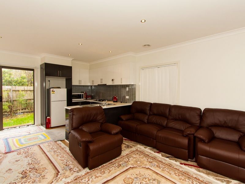 2/8 Prunus Grove, Doveton VIC 3177