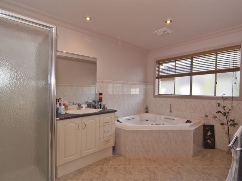 4 Stanford Avenue, Keysborough VIC 3173