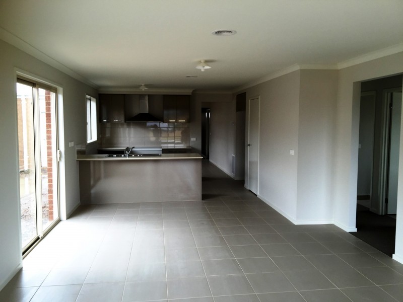 27 Curved Trunk Road, Officer VIC 3809