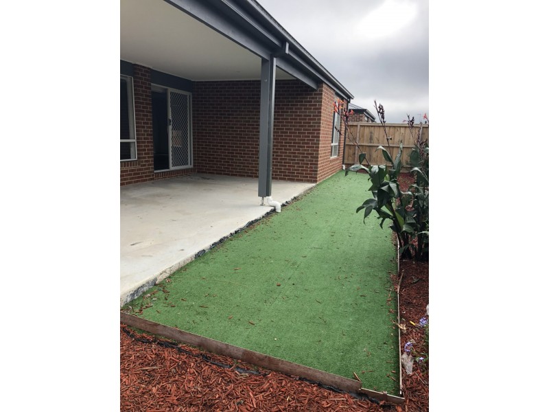 4 Curved Trunk Road, Officer VIC 3809