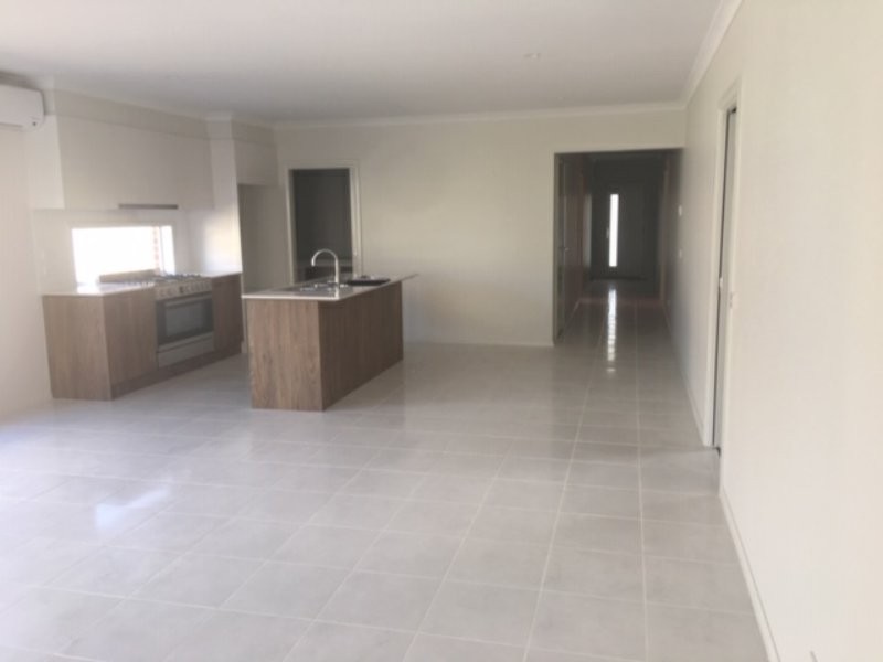 14 Curved Trunk Road, Officer VIC 3809