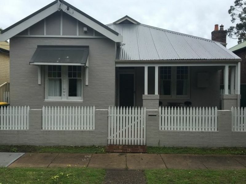 4 Greaves Street, Mayfield East NSW 2304