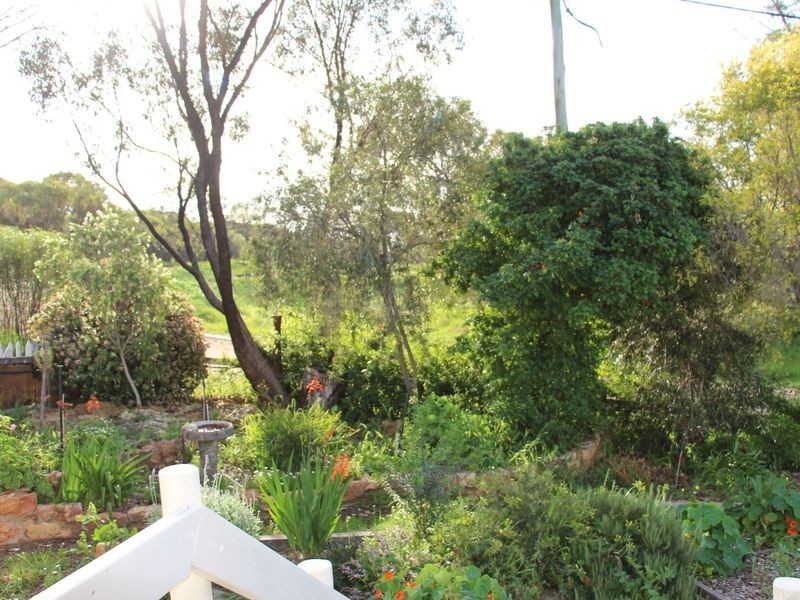 2 Whitechapel St, Toodyay WA 6566