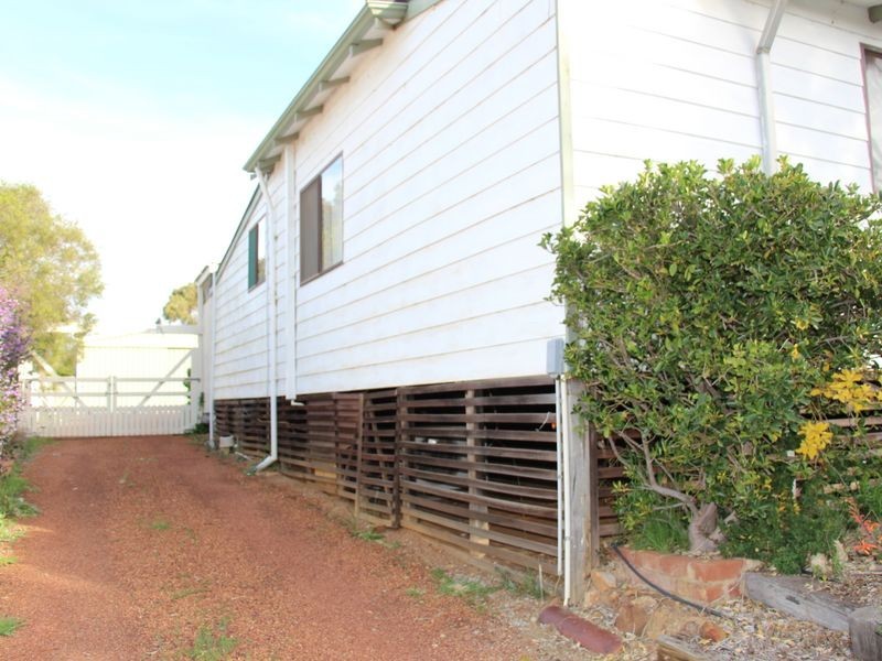 2 Whitechapel St, Toodyay WA 6566