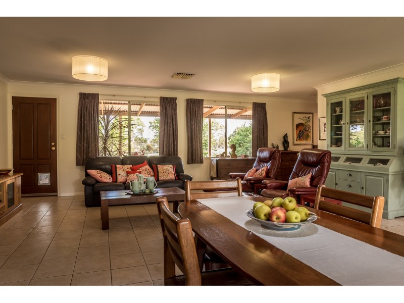 121 (Lot 1 Whitfield Rd, Toodyay WA 6566