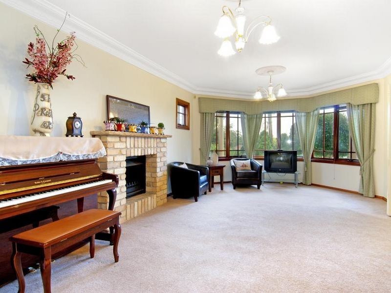 27 Strathalbyn Drive, Oatlands NSW 2117