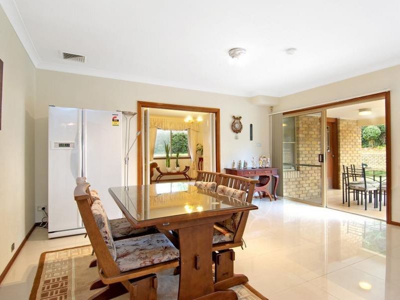 27 Strathalbyn Drive, Oatlands NSW 2117