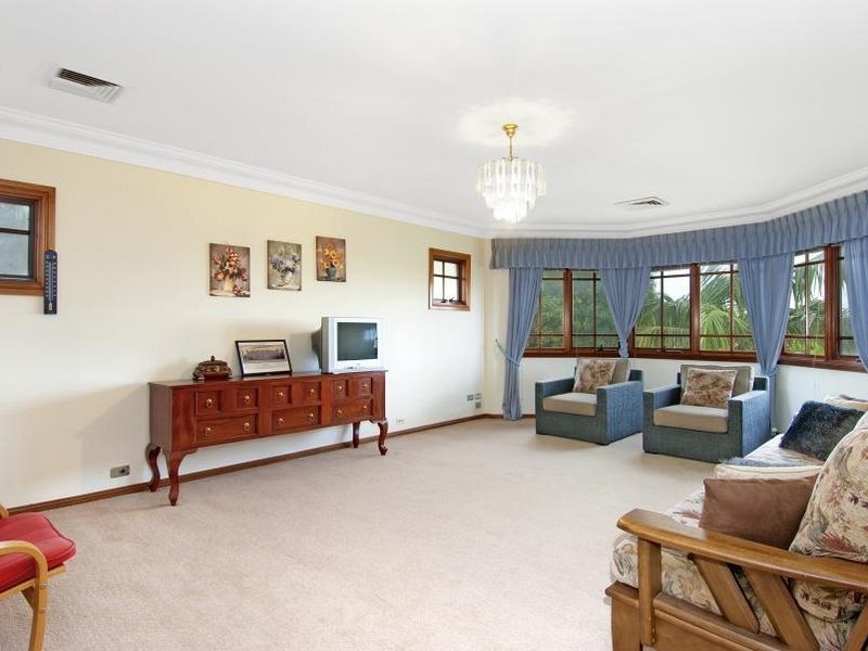 27 Strathalbyn Drive, Oatlands NSW 2117