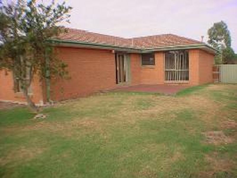 33 Dunn Crescent, Langwarrin VIC 3910