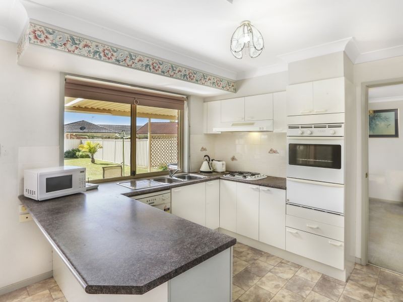 11 MacIntyre Street, Bateau Bay NSW 2261