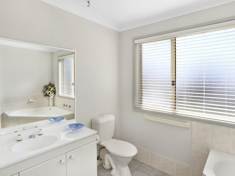 11 MacIntyre Street, Bateau Bay NSW 2261