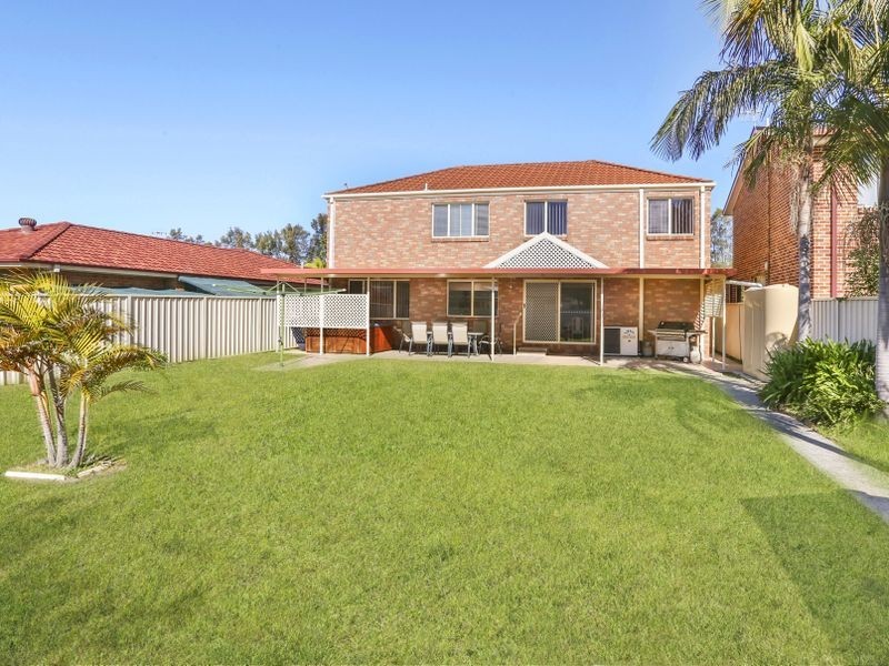 11 MacIntyre Street, Bateau Bay NSW 2261