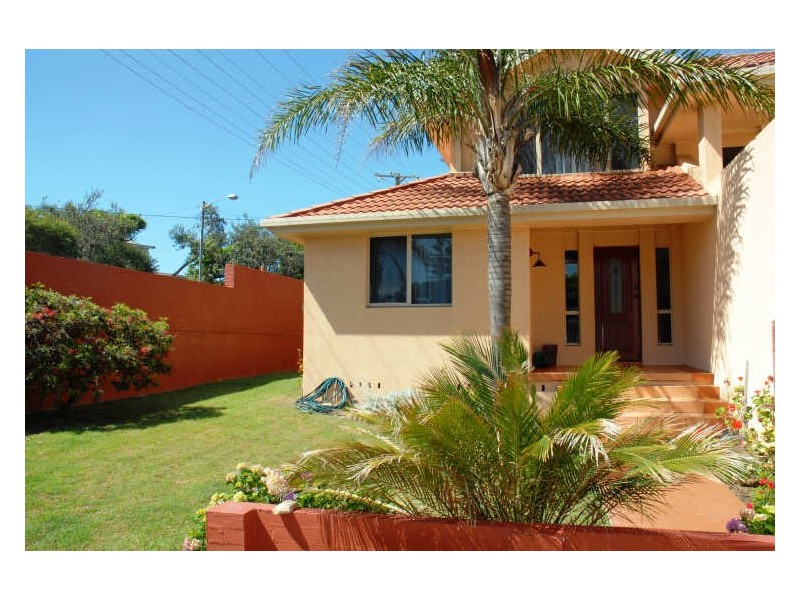 1/2 Renown Street, Wamberal NSW 2260