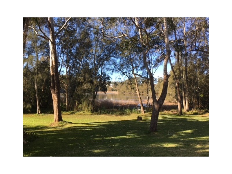 18 Lake Shore Drive, North Avoca NSW 2260