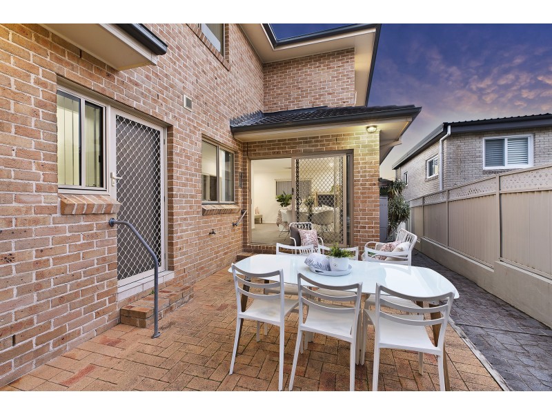 2/10 Henley Avenue, Terrigal NSW 2260