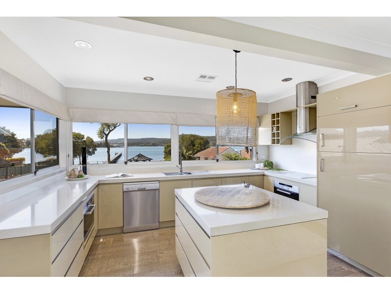 83 Albany Street, Point Frederick NSW 2250