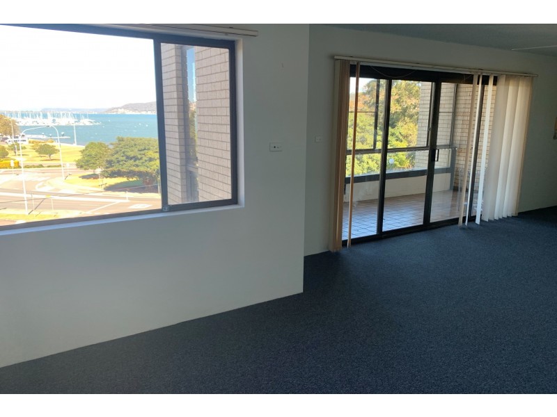 4/2 Broadview Avenue, Gosford NSW 2250