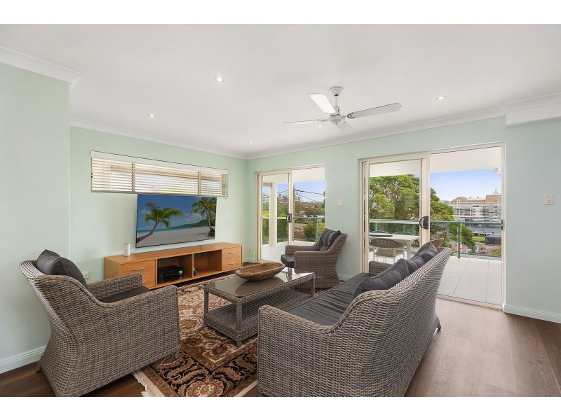 2/6 Smillie Avenue, Terrigal NSW 2260