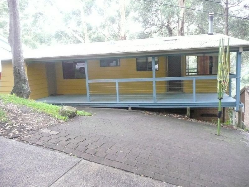 4 Harcourt Place, North Avoca NSW 2260