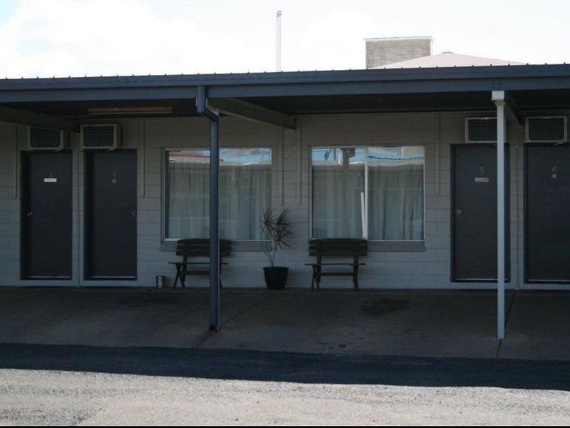 24 Railway Street, Blackwater QLD 4717
