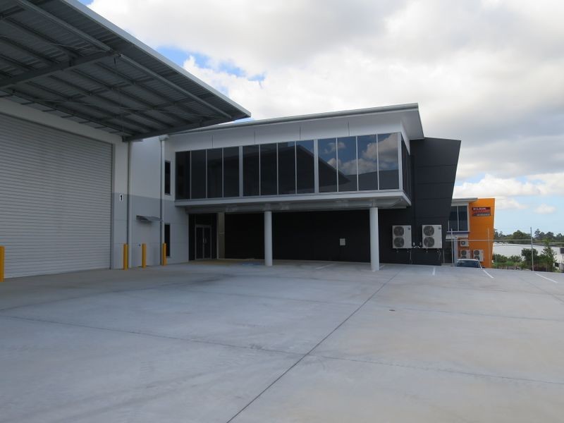 1 & 2/115 Corymbia Place, Parkinson QLD 4115