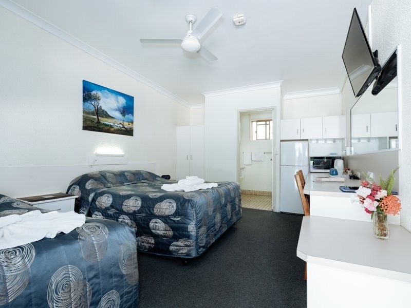 Benaraby Hilltop Motor Inn/48902 Bruce Highway, Benaraby QLD 4680