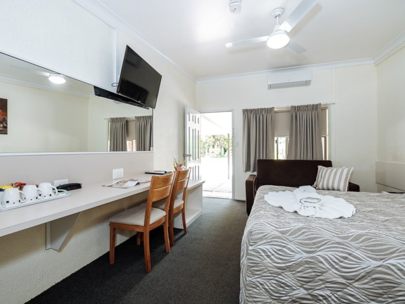 Benaraby Hilltop Motor Inn/48902 Bruce Highway, Benaraby QLD 4680
