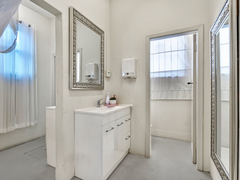 934 Logan Road, Holland Park West QLD 4121