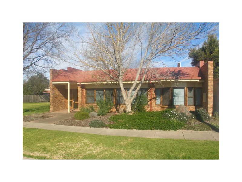 33 Queen St, Maffra VIC 3860