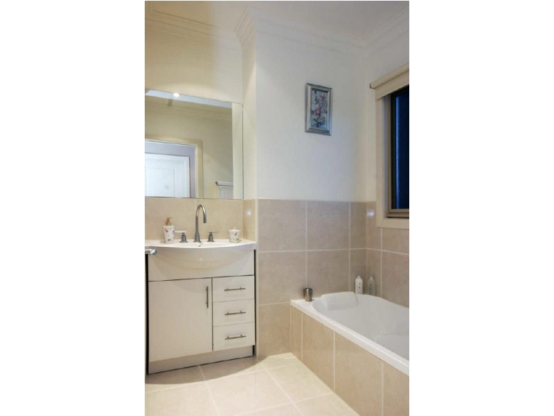 8 Bakker Place, Maffra VIC 3860