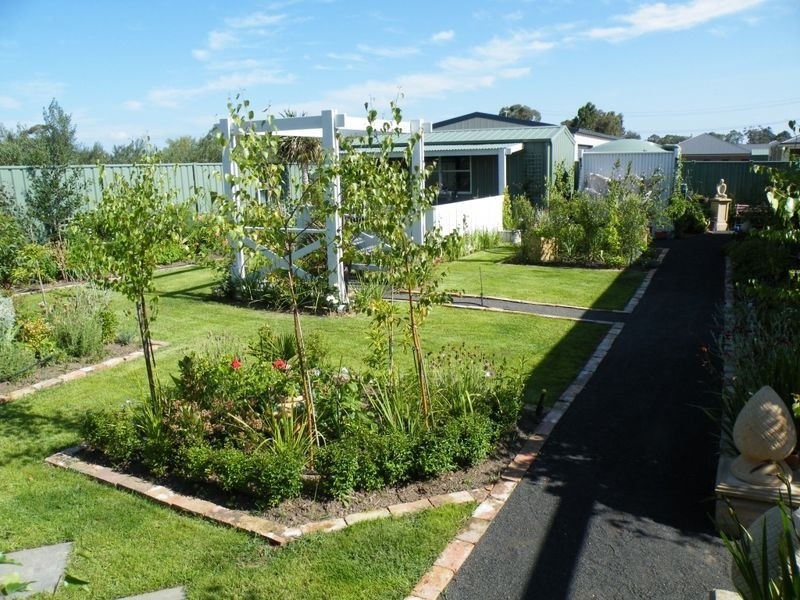 8 Calvert Court, Maffra VIC 3860