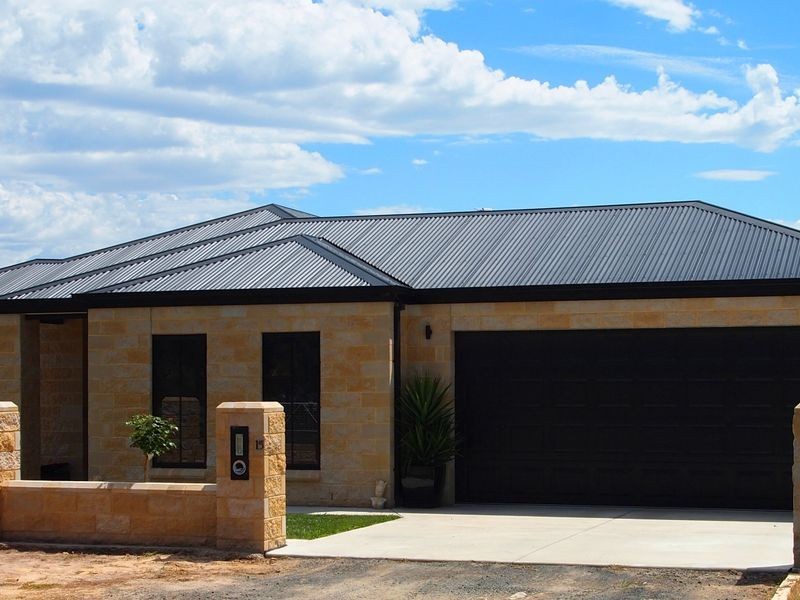15 Lee Street, Stratford VIC 3862