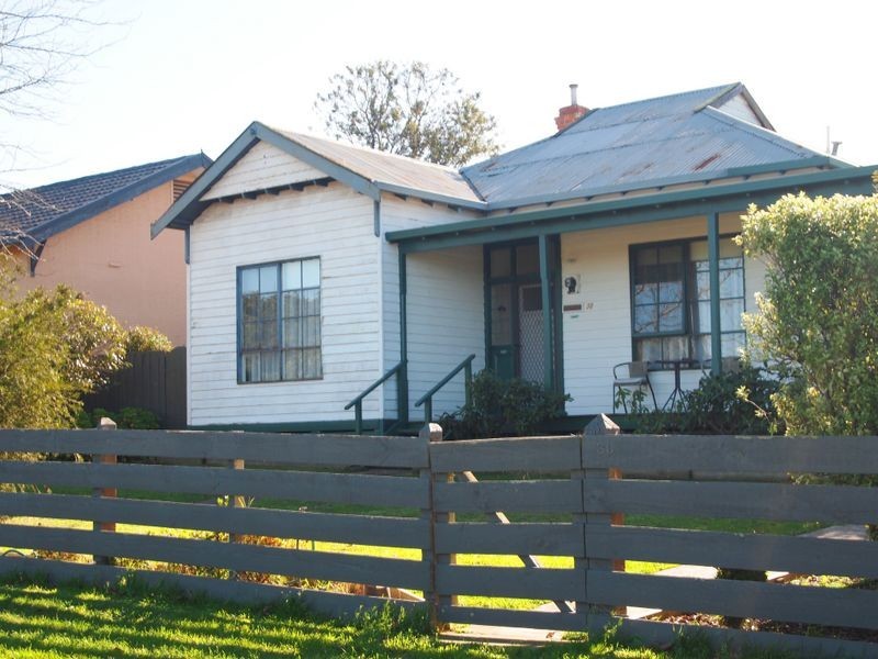 30 Stratford Road, Maffra VIC 3860